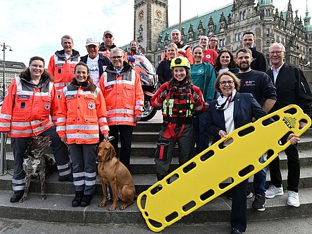 DRK-Aktionstag Eine große Gruppe von DRK-Mitarbeitern steht vor dem Hamburger Rathaus.